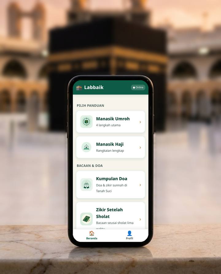 HP berisi aplikasi Labbaik dengan latar Ka'bah
